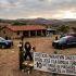 Zona rural en Tehuitzingo, Puebla, resguardada por policías y cinta de seguridad tras un multihomicidio.
