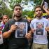 Manifestantes en Caracas marchan con un ataúd simbólico y pancartas con el lema “Ni uno más”, en protesta por la muerte de una veintena de presos políticos bajo custodia del Estado venezolan