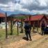 Elementos de la Policía Estatal resguardan cabañas en Durango tras el hallazgo sin vida de un joven originario de Estados Unidos.