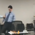 Carlos Bruce, alcalde de Surco, fue grabado usando una pistola eléctrica contra su asesor Arturo Bobbio, generando polémica en redes sociales.