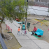 Adulta mayor y una menor caminan por una plaza en Saltillo segundos antes del ataque con piedra captado por cámaras de seguridad.