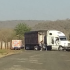 Criminales robaron camiones de carga para bloquear la ruta Jacona-Jiquilpan.