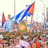 Habitantes cubanos en protesta con banderas de la isla y Raúl Castro.