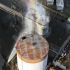 Autoridades vierten agua sobre un tanque que provoco fuga tóxica en California.