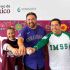 Vinicio Castilla posa junto a Vanessa Bohórquez, coordinadora del Parque Ecológico Lago de Texcoco, y Héctor García, coordinador técnico de Cultura Física y Deporte del IMSS, previo a la clínica de beisbol que impartirá este domingo para niñas y niños.