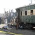 Tren siniestrado por un ataque con bomba en Pakistán.