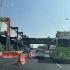Conductores tardaron varios minutos en cruzar la zona de obras. Mientras tanto, para los usuarios del Metro la suspensión del servicio de trenes les generó retrasos.