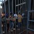 Afición de Pumas entra a la fuerza al Estadio Olímpico Universitario.