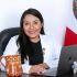 La diputada Evelyn Sánchez posa en su oficina junto a una laptop y la bandera de México durante actividades legislativas.
