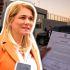 Documento de citatorio en primer plano sostenido por un oficial frente a las oficinas de la FGR en Ciudad Juárez, con el exfiscal César Jáuregui llegando al recinto rodeado de prensa.
