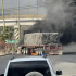 Tráiler incendiado sobre la carretera Colima-Manzanillo en Tecomán durante un operativo de seguridad tras un enfrentamiento.