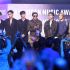 BTS presentó un premio en los AMAS