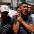 Palestinos cargan el cuerpo de Mohammad Odeh en Gaza tras un ataque israelí que también dejó víctimas civiles.