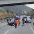 Las maniobras para sofocar el fuego y retirar la unidad siniestrada mantuvieron bloqueada la autopista durante varias horas.