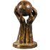 La pieza "Balón en manos de niño", es una escultura de Alejandro Colunga.