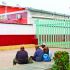Un grupo de deportados cubanos se reúne en las afueras del Hospital Juan Graham en la ciudad de Villahermosa, Tabasco.