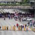 Manifestantes del magisterio bloqueando el tránsito vehicular en Circuito Interior, Ciudad de México, causando intenso tráfico.