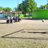 Mateo aprovecha sus momentos libres para jugar futbol con sus amigos; usualmente, juega como portero.