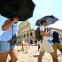 En Roma, las temperaturas de más de 30 grados sorprendieron a los habitantes, quienes se vieron forzados a salir con sombrillas.
