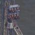 Equipos de emergencia rescataron a los pasajeros atrapados en la montaña rusa Iron Shark en Galveston.