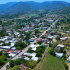 TLAQUILPA, Ver.- En este rincón de la sierra de Zongolica, Tlaquilpa es uno de los municipios más pequeños y de mayor arraigo. La vida solía contarse en voz baja entre casas de madera, caminos empinados y una comunidad que sostiene su identidad en la lengua, los bordados y sus tradiciones ancestrales, hasta que Yolett Cervantes Cuaquehua, de 21 años, habló fuerte al demostrar su amor por el futbol desde muy pequeña e irrumpió en la escena pública para recibir el boleto 00001 que la presidenta Claudia Sheinbaum cedió para la inauguración del Mundial 2026.“Soy Yolett Cervantes Cuaquehua, de 21 años, del municipio de Tlaquilpa, Veracruz. Me decidí a participar con mi traje tradicional para darle valor e importancia a nuestra cultura. Cuando apenas tenía cuatro años ya podía leer y escribir. Mi papá me enseñó a declamar poesía náhuatl.Declamé en universidades y espacios gubernamentales. A los ocho años participé en un concurso de poesía a nivel estatal y obtuve el primer lugar. Y mi premio fue, junto con otras niñas y niños, un viaje a España para ver un partido de futbol en el estadio Bernabéu. De regreso, yo estaba enamorada del futbol y, a partir de ese momento, me olvidé de la poesía”, refiere Yolett.La transición de la poesía al balón no borró su identidad. La reforzó. Su padre la entrenó durante cuatro años, sin más recursos que el patio de la casa, los zapatos de la escuela y la voluntad de ambos. Ella misma cuenta que llegó a hacer entre tres mil y cuatro mil dominadas, que entrenaba descalza y que, en medio de la práctica, rompió jarros, pocillos y comales, mientras su madre regañaba, pero también sostenía. Esa mezcla de rigor y ternura es parte de la historia familiar que la acompaña y que la convirtió en una atleta disciplinada.Desde Tlaquilpa dio el salto a equipos de Orizaba; luego, a selecciones de Zongolica y Orizaba, y más tarde a visorias en Chivas, León, Pachuca, Pumas y Puebla. Nunca tuvo un entrenador formal; siempre fueron su madre y su padre quienes la guiaron. La sierra, con su geografía dura y su economía limitada, no suele ofrecer caminos fáciles para las mujeres jóvenes que buscan un lugar en el deporte profesional. Yolett avanzó a contracorriente, hasta que una lesión de rodilla frenó su trayectoria y la obligó a detenerse.En su mensaje público ante la presidenta de México, Yolett habló de sus aspiraciones y también pidió apoyo para rehabilitarse y volver a jugar. Lo hizo sin victimismo, con la claridad de quien reconoce lo que ha construido y lo que aún puede recuperar. Por eso, su presencia en el escenario nacional adquiere un sentido distinto: no es la historia de una ganadora improvisada, sino la de una joven que representa a una comunidad que rara vez ocupa el centro de la conversación pública.Cuando Yolett decidió participar en el concurso de dominadas con su traje tradicional, lo hizo —según explica— para dar valor e importancia a su cultura. Ese gesto, sencillo pero firme, refleja la identidad de Tlaquilpa, donde las mujeres tienen una presencia central en la vida económica y social a través de los bordados, la lengua, la tradición y el carácter.