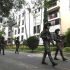 Militares colombianos previo a la elección presidencial patrullan las calles.