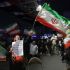 Iraníes ondean banderas de su país en Teherán.