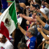 Un aficionado mexicano festejó el título del PSG con la playera de Chivas.