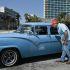 Vic Mellor, empresario estadounidense y candidato republicano, observa un automóvil clásico estacionado en una calle de La Habana.