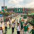 Estudiantes y aficionados al futbol usando transporte eléctrico y ciclovías cerca del Estadio Azteca en la CDMX por el Mundial 2026.