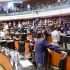 Senadores dan la espalda durante la sesión en la que se declaró la validez de la reforma para anular elecciones