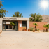 Fachada de una escuela primaria en Chihuahua bajo un sol intenso, ilustrando el adelanto de las vacaciones de verano por la ola de calor.