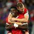 Breel Embolo celebra un gol cargando a Silvan Widmer.