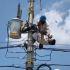 Un hombre se salvó de milagro luego de recibir una descarga eléctrica cuando se encontraba arriba de un poste de luz realizando algunos trabajos.