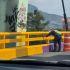 La rectificación ocurre tras críticas ciudadanas y la difusión de videos en redes sociales de trabajadores repintando parapetos vehiculares.