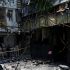 Bomberos y policías rescataron a más de 40 personas tras el incendio en Nueva Delhi.