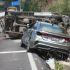 Automóvil sedán gris chocado y camioneta de carga volcada sobre la cinta asfáltica tras un choque múltiple en la carretera Apizaco-Tlaxcala, a la altura del letrero a Tizatlán. Elementos de la Guardia Nacional resguardan el área.