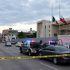 Patrullas de la policía y peritos forenses acordonando la zona alrededor de un vehículo sedán estacionado frente a la fachada principal del Congreso del Estado de Guerrero en Chilpancingo.
