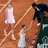La ucraniana Marta Kostyuk ignora a la rusa Mirra Andreeva y solo ofrece la mano a la juez de silla tras su partido en las semifinales de Roland Garros.