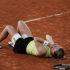 La polaca Maja Chwalinska celebra después de vencer a la rusa Diana Shnaider en la segunda de las semifinales de Roland Garros.