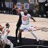Los centros Mitchell Robinson, de los New York Knicks, y Victor Wembanyama, de los San Antonio Spurs, fueron los protagonistas del momento en que un aficionado se tomó una selfie en la duela.