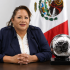 La diputada Gabriela Chumacero tiró el trofeo que acredita al Cruz Azul como el mejor equipo de la temporada 2025-2026.
