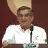 El gobernador de Tamaulipas, Américo Villarreal, muestra su visa estadounidense vigente ante los medios de comunicación en el Palacio de Gobierno.