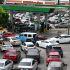Caos vial y congestión masiva de autos y taxis frente a una gasolinera Pemex en Tuxtla Gutiérrez debido a la toma de maestros de la CNTE que regalan gasolina Magna.