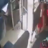 Una mujer fue grabada usando la parte trasera de un autobús de la Ruta 1 en Cuernavaca como baño; el video se viralizó y generó indignación en redes sociales.