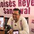 Moisés Reyes Sandoval ofrece una entrevista frente a cámaras y teléfonos móviles durante un encuentro con medios de comunicación.