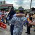 Integrante de la guardia costera de Filipinas ayuda a una persona tras terremoto magnitud 7.8.