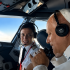 El papa León XIV con auriculares conversa con una piloto en la cabina de un avión durante el trayecto entre Madrid y Barcelona.
