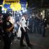 La policía neoyorquina tuvo mucho trabajo después de la derrota de los New York Knicks, pues hubo disturbios entre aficionados.