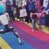 Robot golpea a niño.